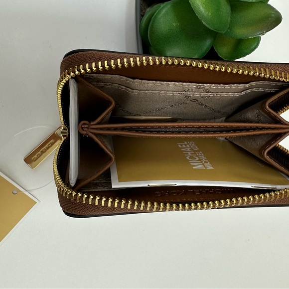 Michael Kors Card Holder - Picture 9 of 9